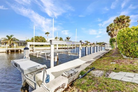 House in Punta Gorda, Florida 3 bedrooms, 125.98 sq.m. № 1634438 - photo 4