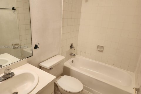 House in Miami, Florida 3 bedrooms, 149.57 sq.m. № 2002033 - photo 20