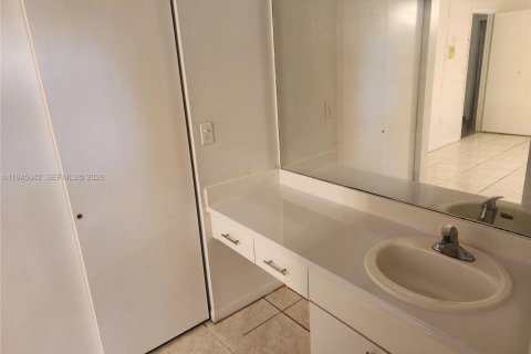 House in Miami, Florida 3 bedrooms, 149.57 sq.m. № 2002033 - photo 16