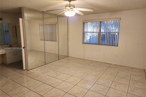 House in Miami, Florida 3 bedrooms, 149.57 sq.m. № 2002033 - photo 14