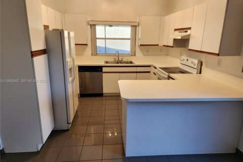 House in Miami, Florida 3 bedrooms, 149.57 sq.m. № 2002033 - photo 7