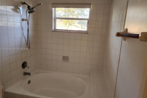 House in Miami, Florida 3 bedrooms, 149.57 sq.m. № 2002033 - photo 15