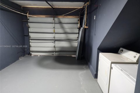 House in Miami, Florida 3 bedrooms, 149.57 sq.m. № 2002033 - photo 10