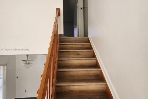 House in Miami, Florida 3 bedrooms, 149.57 sq.m. № 2002033 - photo 29