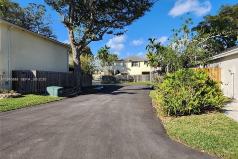 House in Miami, Florida 3 bedrooms, 149.57 sq.m. № 2002033