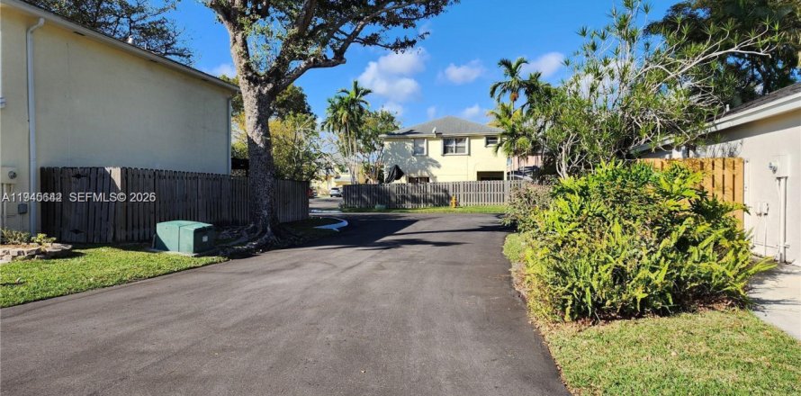 House in Miami, Florida 3 bedrooms, 149.57 sq.m. № 2002033