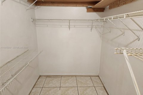 House in Miami, Florida 3 bedrooms, 149.57 sq.m. № 2002033 - photo 17