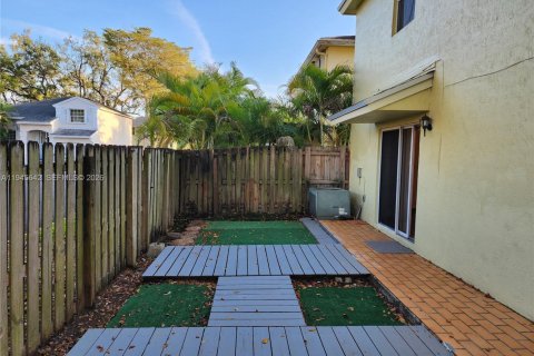 House in Miami, Florida 3 bedrooms, 149.57 sq.m. № 2002033 - photo 9