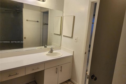 House in Miami, Florida 3 bedrooms, 149.57 sq.m. № 2002033 - photo 18