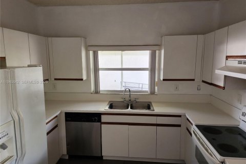 House in Miami, Florida 3 bedrooms, 149.57 sq.m. № 2002033 - photo 25