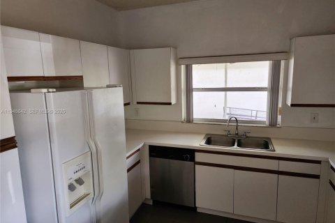 House in Miami, Florida 3 bedrooms, 149.57 sq.m. № 2002033 - photo 24