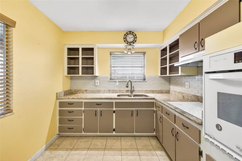 Villa ou maison à vendre à Sun City Center, Floride: 2 chambres, 129.88 m2 № 1911974 - photo 11
