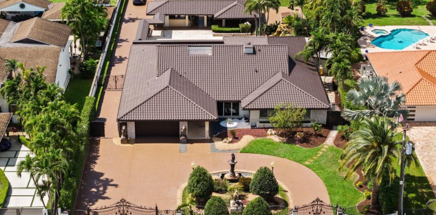 Villa ou maison à Miami, Floride 6 chambres, 442.03 m2 № 2146436