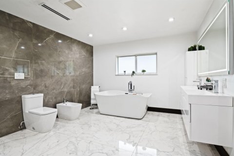 Villa ou maison à vendre à Miami, Floride: 6 chambres, 442.03 m2 № 2146436 - photo 19