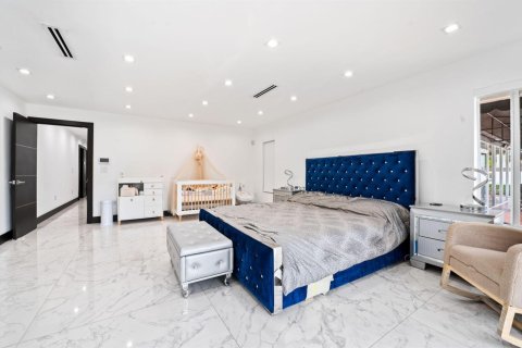Villa ou maison à vendre à Miami, Floride: 6 chambres, 442.03 m2 № 2146436 - photo 18