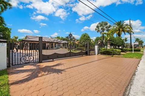 Villa ou maison à vendre à Miami, Floride: 6 chambres, 442.03 m2 № 2146436 - photo 3