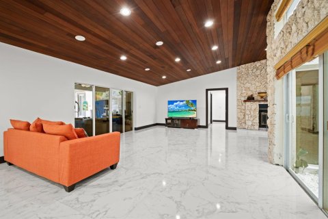 Villa ou maison à vendre à Miami, Floride: 6 chambres, 442.03 m2 № 2146436 - photo 10