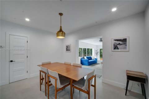 House in Biscayne Park, Florida 3 bedrooms, 195.09 sq.m. № 1858489 - photo 14