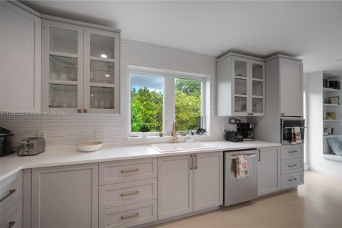 House in Biscayne Park, Florida 3 bedrooms, 195.09 sq.m. № 1858489 - photo 11