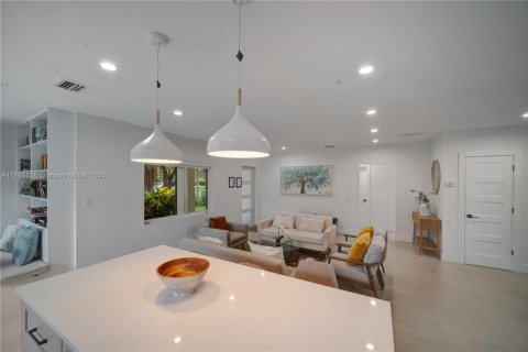 House in Biscayne Park, Florida 3 bedrooms, 195.09 sq.m. № 1858489 - photo 12