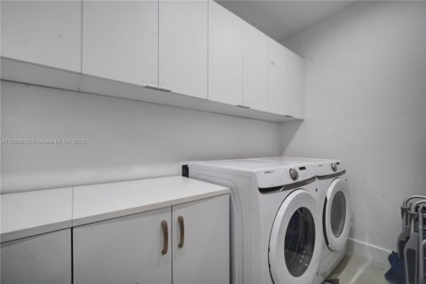 House in Biscayne Park, Florida 3 bedrooms, 195.09 sq.m. № 1858489 - photo 26