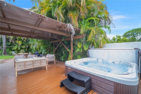 House in Biscayne Park, Florida 3 bedrooms, 195.09 sq.m. № 1858489 - photo 27