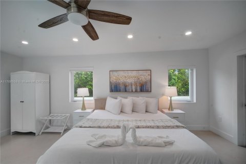 House in Biscayne Park, Florida 3 bedrooms, 195.09 sq.m. № 1858489 - photo 17