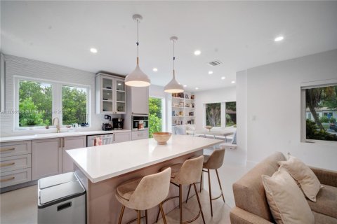 House in Biscayne Park, Florida 3 bedrooms, 195.09 sq.m. № 1858489 - photo 7