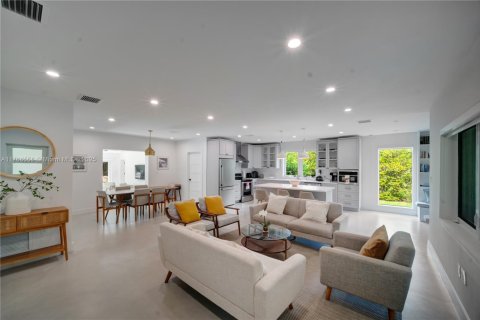 House in Biscayne Park, Florida 3 bedrooms, 195.09 sq.m. № 1858489 - photo 4