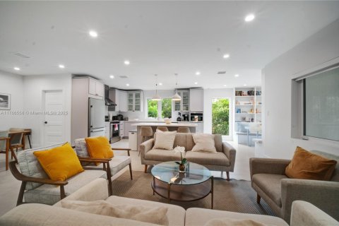 House in Biscayne Park, Florida 3 bedrooms, 195.09 sq.m. № 1858489 - photo 6
