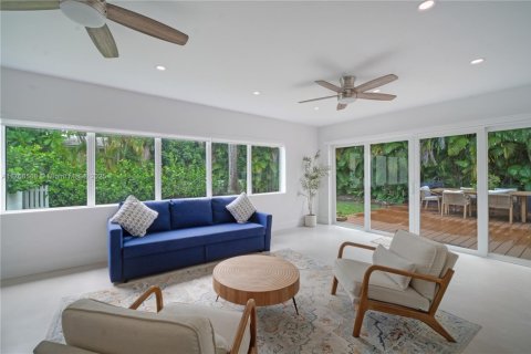 House in Biscayne Park, Florida 3 bedrooms, 195.09 sq.m. № 1858489 - photo 15