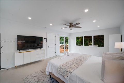 House in Biscayne Park, Florida 3 bedrooms, 195.09 sq.m. № 1858489 - photo 19