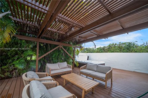 House in Biscayne Park, Florida 3 bedrooms, 195.09 sq.m. № 1858489 - photo 29