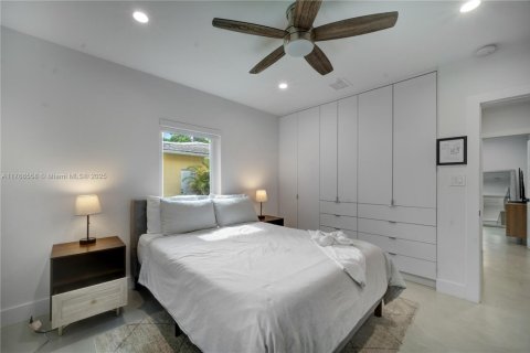 House in Biscayne Park, Florida 3 bedrooms, 195.09 sq.m. № 1858489 - photo 23
