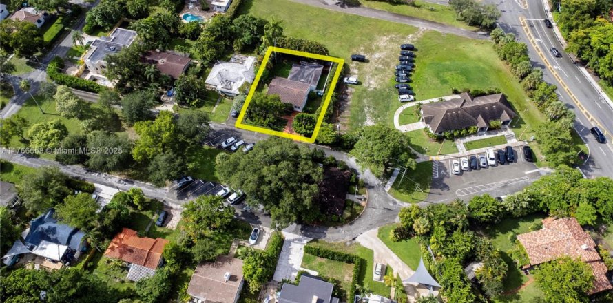 House in Biscayne Park, Florida 3 bedrooms, 195.09 sq.m. № 1858489