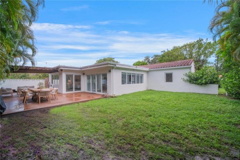 House in Biscayne Park, Florida 3 bedrooms, 195.09 sq.m. № 1858489 - photo 30