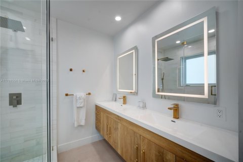 House in Biscayne Park, Florida 3 bedrooms, 195.09 sq.m. № 1858489 - photo 20