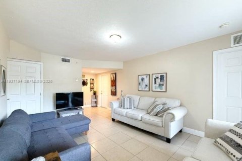 Condo in Cutler Bay, Florida, 2 bedrooms  № 1995086 - photo 3