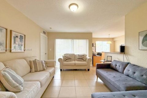 Condo in Cutler Bay, Florida, 2 bedrooms  № 1995086 - photo 1