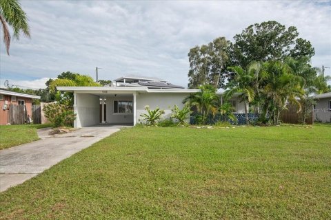 House in Dunedin, Florida 2 bedrooms, 125.7 sq.m. № 2368816