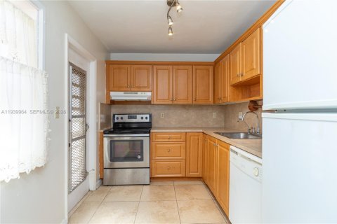 Copropriété à vendre à Lauderdale Lakes, Floride: 2 chambres, 102.38 m2 № 1998819 - photo 9