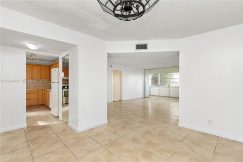 Copropriété à vendre à Lauderdale Lakes, Floride: 2 chambres, 102.38 m2 № 1998819 - photo 3