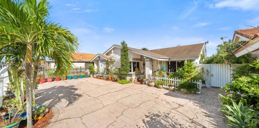 Дом в Майами, Флорида 3 спальни, 151.8м2 № 1992548