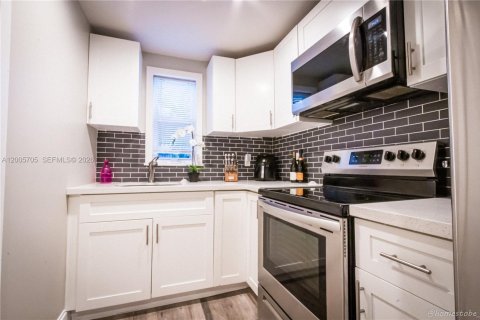 House in Miami, Florida 2 bedrooms, 62.8 sq.m. № 2069670 - photo 13