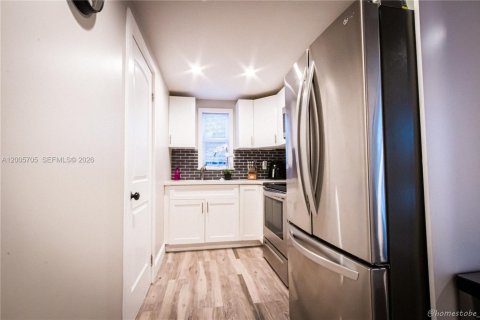 House in Miami, Florida 2 bedrooms, 62.8 sq.m. № 2069670 - photo 12