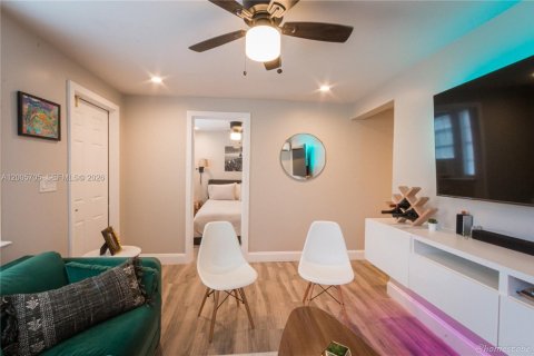 House in Miami, Florida 2 bedrooms, 62.8 sq.m. № 2069670 - photo 2