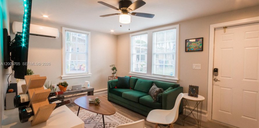 House in Miami, Florida 2 bedrooms, 62.8 sq.m. № 2069670