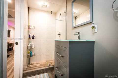 House in Miami, Florida 2 bedrooms, 62.8 sq.m. № 2069670 - photo 9