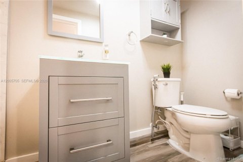 House in Miami, Florida 2 bedrooms, 62.8 sq.m. № 2069670 - photo 8