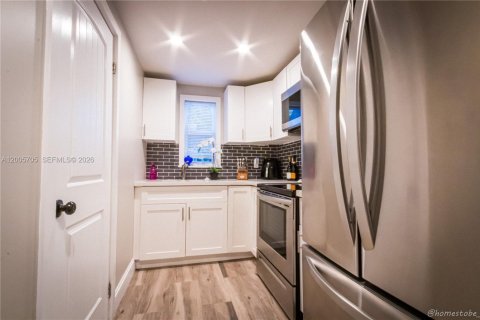 House in Miami, Florida 2 bedrooms, 62.8 sq.m. № 2069670 - photo 11